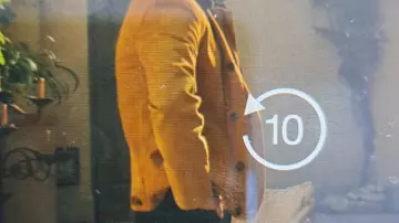 Veste jaune moutarde de El Chacal (Eddie Redmayne) dans El Día del Chacal (S01E09)