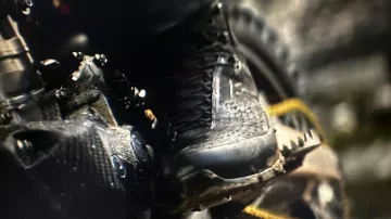 Motorbike boots of Ethan Hunt (Tom Cruise) in Mission: Impossible - Dead Reckoning Part One