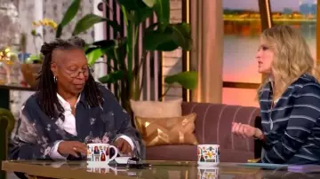 R13 Chemise noire à col tombant à coutures déchiquetées portée par Whoopi Goldberg comme on le voit dans The View le 25 février 2025