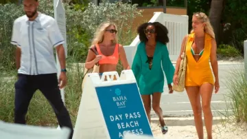 Sandalias planas Hermès blancas Oran H usadas por Venita Aspen como se ve en Southern Charm (S10E11)