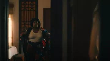 Kimono Johnny Was Alder porté par Belinda Lindsey (Natasha Rothwell) comme on le voit dans The White Lotus (S03E02)