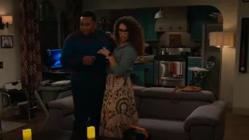 Ba & Sh Claren Jupe portée par Courtney (Skye Townsend) comme on le voit dans The Neighborhood (S07E12)