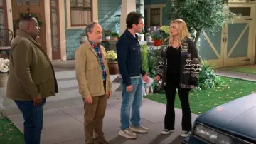 Cardigan Zadig & Voltaire Erra porté par Gemma Johnson (Beth Behrs) comme on le voit dans The Neighborhood (S07E12)