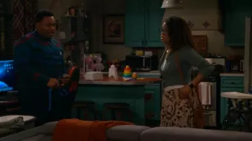 Free People Billie Bag porté par Courtney (Skye Townsend) comme on le voit dans The Neighborhood (S07E12)