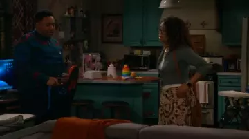 Free People Billie Bag porté par Courtney (Skye Townsend) comme on le voit dans The Neighborhood (S07E12)