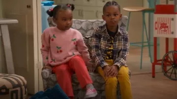 Vans Kids Classic Slip-On portée par Maya (River Blossom) comme on le voit dans la maison de Papy (S01E12)