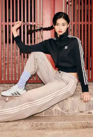 Haut de survêtement Adicolor Classic Firebird porté par HoYeon Jung lors de la campagne Adidas Korea le 25 février 2025