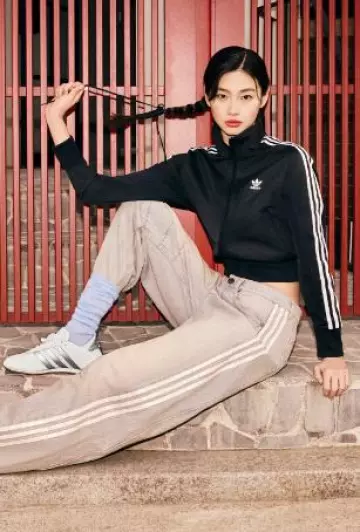 Camiseta de chándal Adicolor Classic Firebird usada por HoYeon Jung en la campaña de Adidas Korea el 25 de febrero de 2025