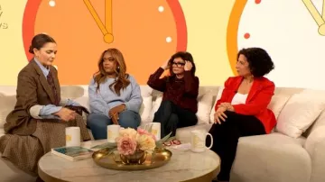 Camisa de tejido texturizado de H&M usada por Valerie Bertinelli en The Drew Barrymore Show el 24 de febrero de 2025