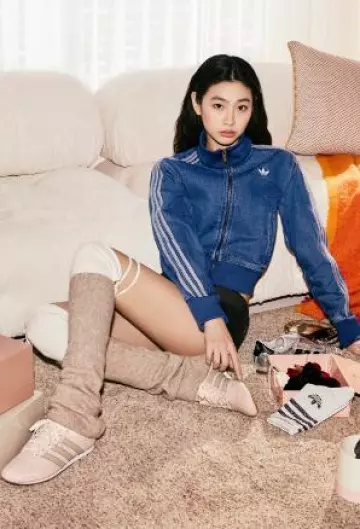 Microshorts Pain or Pleasure Amber Micro Shorts usados por HoYeon Jung en la campaña de Adidas Korea el 25 de febrero de 2025