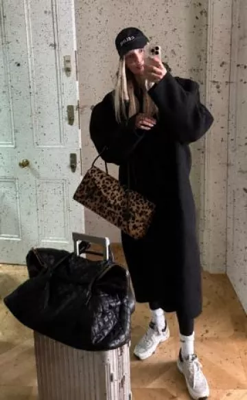 Alaia Le Teckel Flap Tote Bag en veau léopard porté par Leonie Hanne sur sa Story Instagram le 25 février 2025