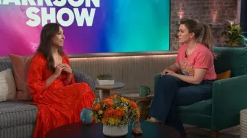 Daydreamer The Beach Boys Surfs Up Tee Shirt porté par Kelly Clarkson tel que vu dans The Kelly Clarkson Show le 22 février 2025