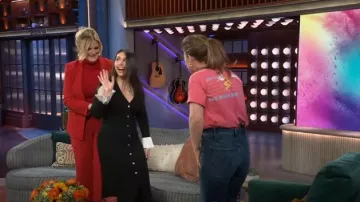 Sandro Robe longue en tricot bicolore portée par Alessia Cara telle que vue dans le spectacle The Kelly Clarkson le 22 février 2025