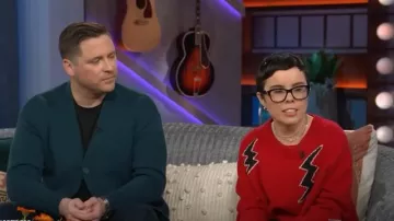 Pull lampe de poche Zadig & Voltaire Markus porté par Kelli Fisher comme on le voit dans The Kelly Clarkson Show le 24 février 2025