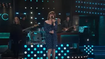 Diane von Furstenberg Ganesa Robe à épaules dénudées portée par Kelly Clarkson telle que vue dans The Kelly Clarkson Show le 25 février 2025