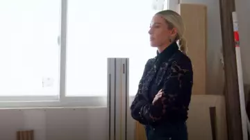 Chemise en dentelle à manches longues Simkhai Candela portée par Heather Rae Young comme on le voit dans The Flip Off (S01E05)