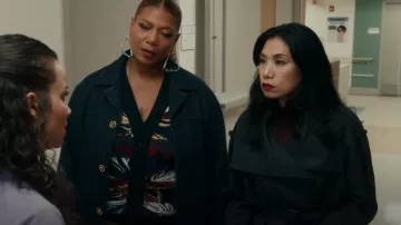 Chaqueta de lana gris de Acne Studios usada por Melody 'Mel' Bayani (Liza Lapira) como se ve en The Equalizer (T05E09)