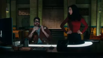 Camiseta de bebé con solapamiento rojo de Eckhaus Latta usada por Melody 'Mel' Bayani (Liza Lapira) como se ve en The Equalizer (T05E09)
