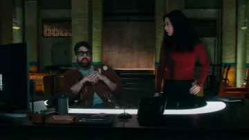 Histoire : Cardigan MFG Twinsun porté par Harry Keshegian (Adam Goldberg) tel qu’on le voit dans The Equalizer (S05E09)