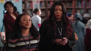 Ganni Blouse Peplum noire à fines rayures portée par Ava Coleman (Janelle James) comme on le voit à l’école primaire Abbott (S04E15)