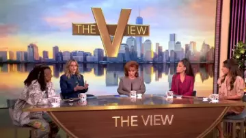 Salopette brodée Magnolia Pearl Rose portée par Whoopi Goldberg, comme on le voit dans The View le 26 février 2025
