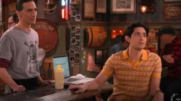 Pull polo rayé express porté par Steve (Pablo Castelblanco) comme on le voit dans Happy’s Place (S01E15)