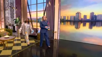 Vaqueros anchos de tiro alto con cinturón Illuminate de Zimmermann usados por Sara Haines como se vio en The View el 26 de febrero de 2025