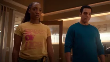 Camiseta de la Madre La Velocidad Pecaminosa De La Luz usada por Faith Mitchell (Iantha Richardson) como se ve en Will Trent (T03E08)