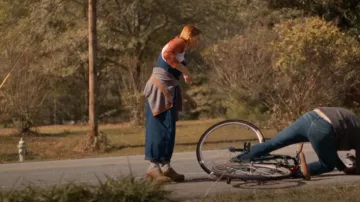 Rachel Comey Sesley Clog Latte Snake Print Cuir porté par Angie Polaski (Erika Christensen) comme on le voit dans Will Trent (S03E08)