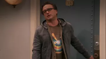 Galaxy Vortex T-Shirt graphique porté par Leonard Hofstadter (Johnny Galecki) dans The Big Bang Theory (S10E08)