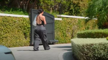 Bolso de hombro bandolera pequeño Mónaco de Balenciaga usado por Kim Kardashian como se ve en The Kardashians (T06E04)