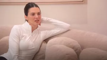 Alo Yoga Alosoft 1/2 Zip Rapid Pullover porté par Kendall Jenner comme on le voit dans The Kardashians (S06E04)