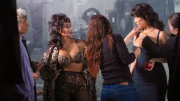 Dolce & Gabbana Skims Ultimate Teardrop Push-Up Bra usado por Kim Kardashian como se ve en The Kardashians (T06E04)