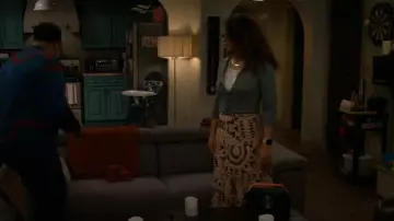 Jupe Ba&sh Claren portée par Courtney (Skye Townsend) comme on le voit dans The Neighborhood (S07E12)