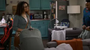 Free People Billie Bag porté par Courtney (Skye Townsend) comme on le voit dans The Neighborhood (S07E12)