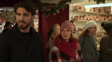 Le manteau à carreaux porté par Valeria (Diana Gómez) dans la série Valeria (Saison 2 Episode 8)