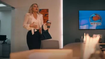 Blouse Paige Katya portée par Isla Gordon (Kate Hudson) comme on le voit dans Running Point (S01E01)