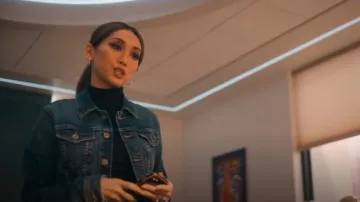 Ag Jeans Veste en jean Robyn pour femme portée par Ali Lee (Brenda Song) comme on le voit dans Running Point (S01E01)