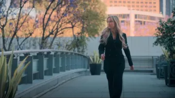 Pantalon Gabriela Hearst Desmond porté par Isla Gordon (Kate Hudson) comme on le voit dans Running Point (S01E01)