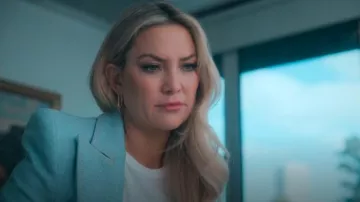 Boucles d’oreilles Jenny Bird U Link portées par Isla Gordon (Kate Hudson) comme on le voit dans Running Point (S01E01)