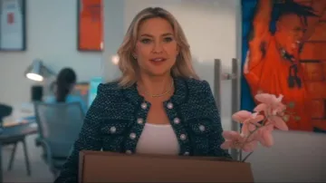 Veste en tweed Generation Love Viv portée par Isla Gordon (Kate Hudson) comme on le voit dans Running Point (S01E01)