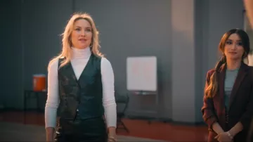 Helmut Lang SKirt embossé porté par Isla Gordon (Kate Hudson) comme on le voit dans Running Point (S01E01)