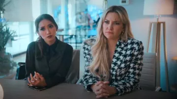 Anine Bing Quinn Blazer de pata de gallo usado por Isla Gordon (Kate Hudson) como se ve en Running Point (T01E02)