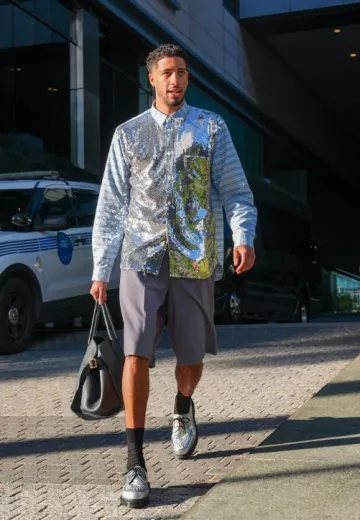 Chemise Comme des Garçons Silver Sequin & Blue Stripe portée par Tyrese Haliburton sur le compte Instagram @pacers