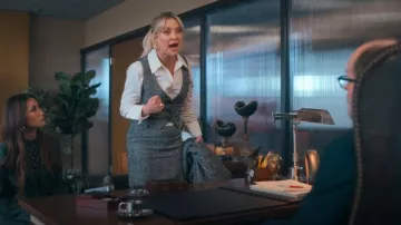 Falda de junio de L'Academie usada por Isla Gordon (Kate Hudson) como se ve en Running Point (S01E02)