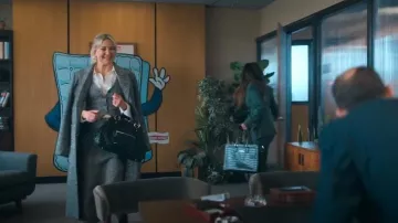 Abrigo de junio de L'Academie usado por Isla Gordon (Kate Hudson) como se ve en Running Point (S01E02)