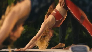 Sujetador Reebok Lux Racer Padded Colorblock usado por Laurie (Carrie Coon) como se ve en The White Lotus (T03E03)