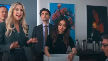 Maje Mini robe en tricot côtelé noir ornée de boutons portée par Ali Lee (Brenda Song) comme on le voit dans Running Point (S01E01)