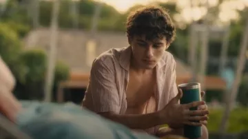 Chemise en coton rayé à col camp Maitan marron Orlebar portée par Lochlan Ratliff (Sam Nivola) comme on le voit dans Le Lotus blanc (S03E03)