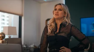 Helmut Lang Sheer Tech Shirt usada por Isla Gordon (Kate Hudson) como se ve en Running Point (S01E03)